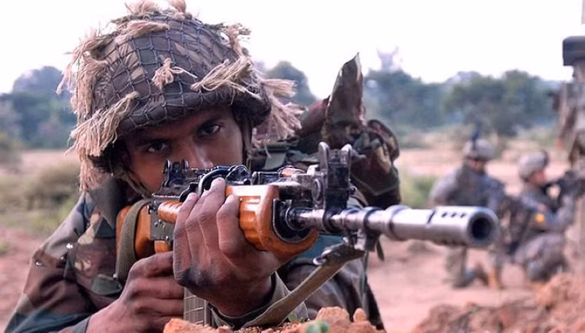 Một số vấn đề xảy ra cho khẩu súng trường tiêu chuẩn INSAS trong quân đội Ấn Độ cho thấy nó thực sự không đáng tin cậy, cả quân đội và cảnh sát Ấn Độ đều yêu cầu phải thay thế bằng vũ khí của Nga.