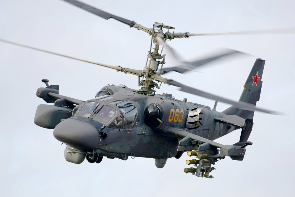 Việc trực thăng Ka-52K có thể mang được toàn bộ các loại vũ khí tương tự như các tiêm kích hạm của Nga, mở ra tương lai rất lớn cho loại trực thăng này, khi nó có thể hoạt động hiệu quả ngay trên tàu sân bay Nga, mà không đòi hỏi thêm bất cứ yêu cầu đặc biệt nào về mặt hậu cần. Nguồn ảnh: Foxt.