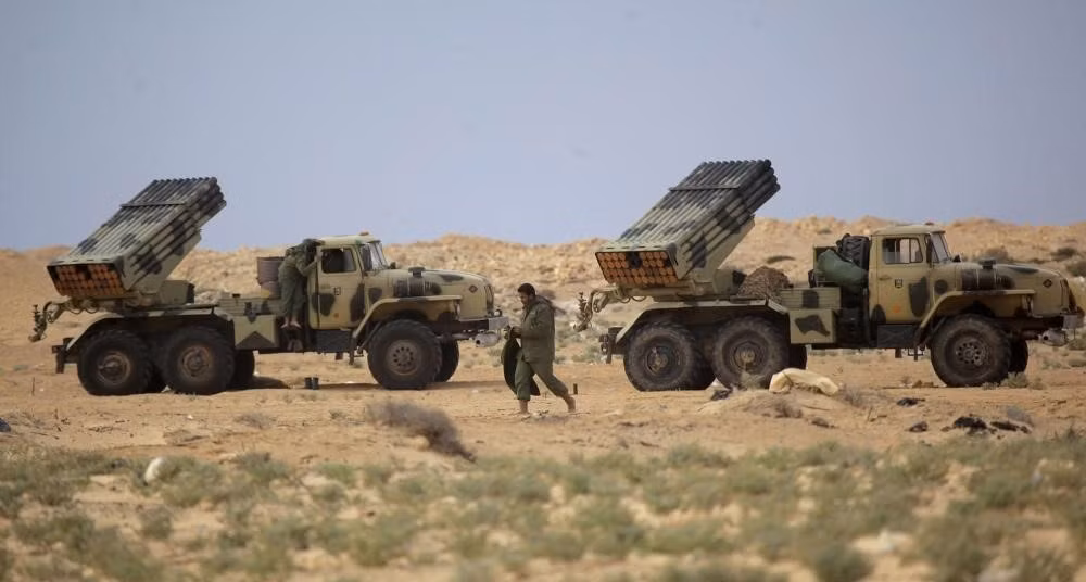 Đạn tên lửa tiêu chuẩn của BM-21 Grad dài 2,87 mét, nặng 66,6 kg luôn đi kèm với đầu đạn phân mảnh nổ cao (HE-FRAG).