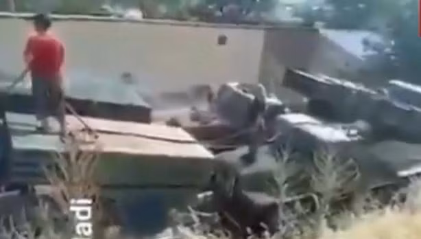 Khi bị hệ thống pháo phản lực phóng loạt tấn công, cách tốt nhất là phải tháo lui thật nhanh để bảo toàn lực lượng.