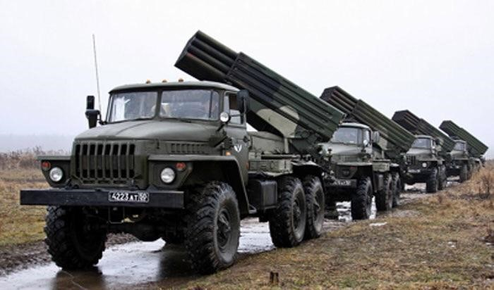 BM-21 trang bị tới 40 ống phóng tên lửa cỡ nòng 122mm, chúng được đặt trên khung gầm xe tải Ural-375D 6x6. Một số phiên bản đời sau được đặt trên khung gầm xe tải Ural-4320 hoặc Zil-131.