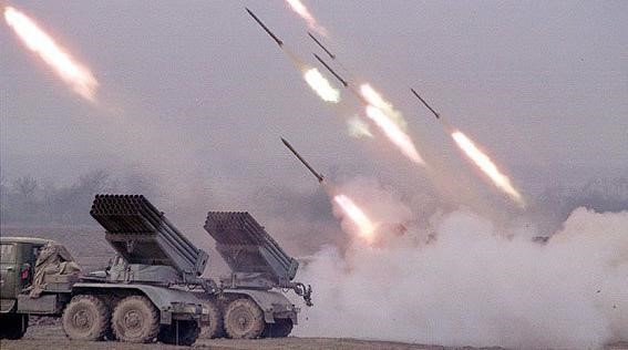 Sau đó họ nhanh chóng cho quân dùng bộc phá phá núi chặn đường lui. Lúc này hệ thống pháo phản lực BM-21 Grad sẽ đồng loạt khai hỏa thẳng vào vị trí của các tay súng Taliban.