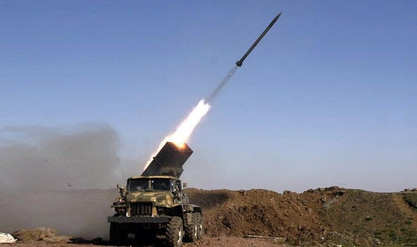 Mỗi tên lửa được trang bị đầu đạn nặng 18,4 kg. Ngoài đầu đạn nổ phân mảnh, BM-21 Grad cũng có thể bắn tên lửa trang bị đầu đạn cháy, hóa học, khói thậm chí đầu đạn chùm với các loại đạn chống tăng, hoặc chống bộ binh.