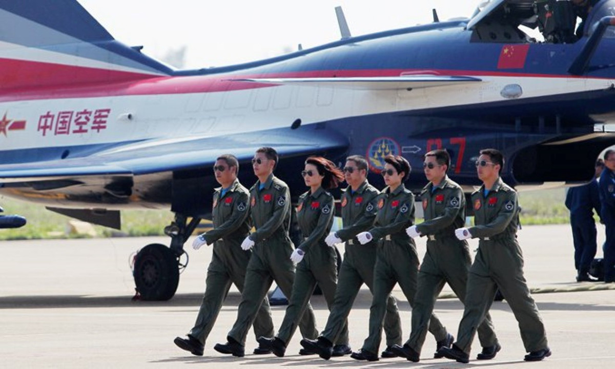 Sĩ quan học viên đang theo học trong các trường quân sự, tùy theo năm học và cấp bậc, có thể nhận từ 4300 NDT cho tới 7260 NDT mỗi tháng. Trung bình, lương của một binh lính Trung Quốc có tuổi quân trên 1 năm, không ít hơn 4000 NDT mỗi tháng.