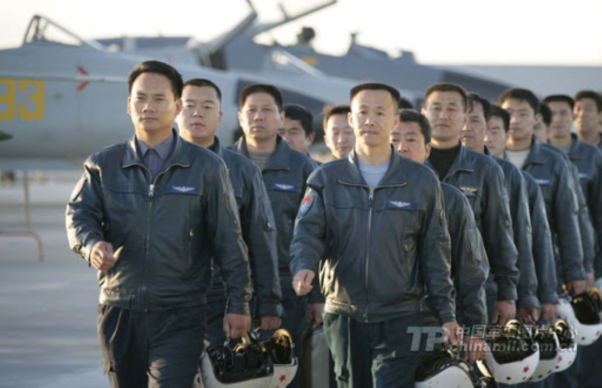 Đãi ngộ của binh lính trình độ cao cũng rất tương xứng. Ví dụ như trong lực lượng không quân, lương của một phi công có thể lên tới 23.000 Nhân Dân Tệ mỗi tháng, trợ cấp 1100 tệ tiền thực phẩm bổ sung ngoài bữa ăn, quần áo, nhà ở cũng được miễn phí toàn bộ.