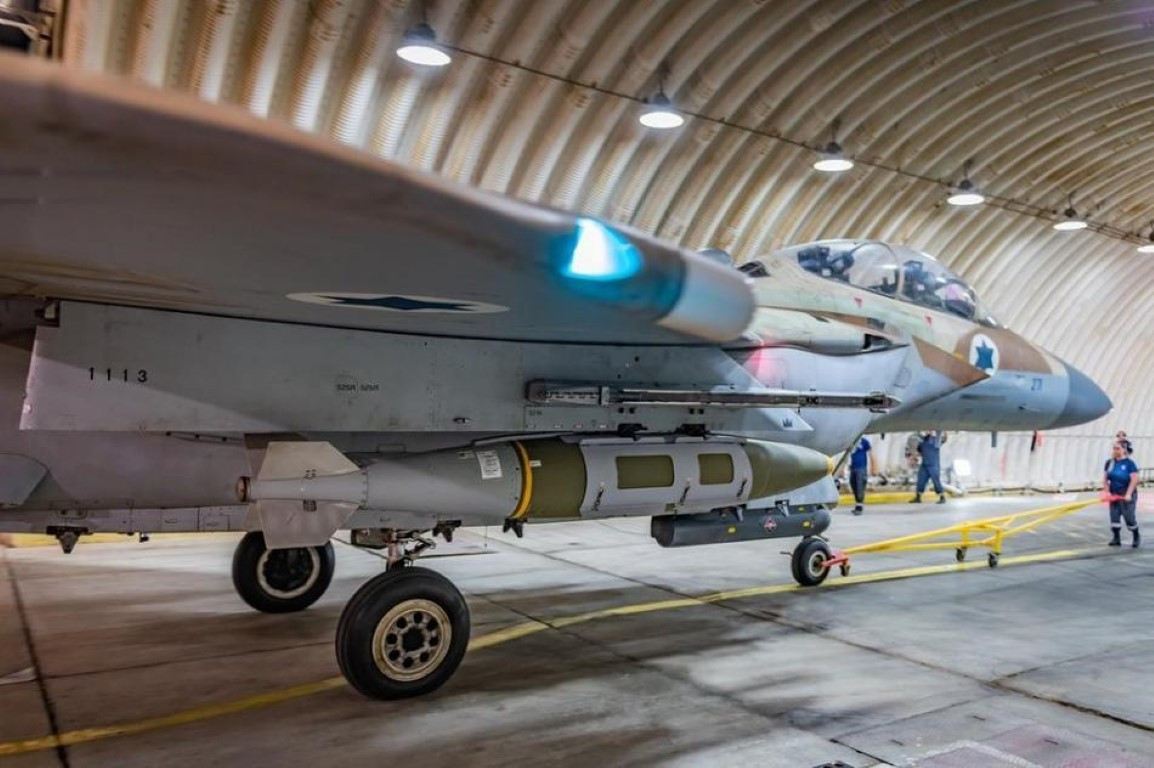 Ngoài ra, cũng có thể thấy tiêm kích hạng nặng F-15 cũng được phía Israel sử dụng để tham gia oanh kích, tấn công mục tiêu đối phương.