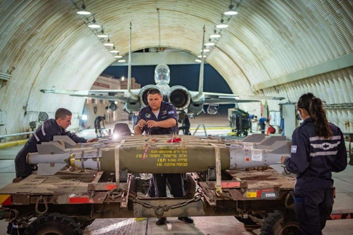 Truyền thông Israel vừa cho đăng tải những hình ảnh, ghi lại thời khắc các phi công và máy bay của lực lượng Không quân Israel, chuẩn bị thực hiện phi vụ đánh bom vào Dải Gaza.