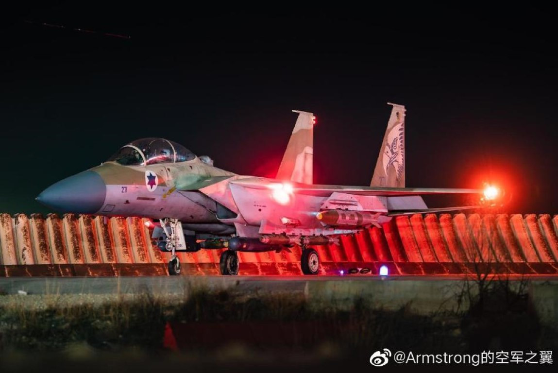 Trong đó bao gồm chiến đấu cơ F-15 các phiên bản F-15C và F-15I. Trong đó phiên bản F-15I đặc biệt, có sử dụng phầm mềm do Israel tự thiết kế.