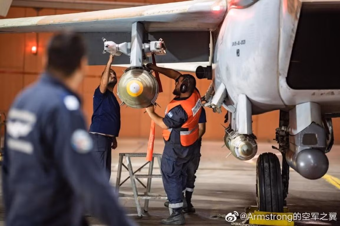 Do mục tiêu của các cuộc oanh kích này nằm ở khoảng cách quá gần, các máy bay chiến đấu của Israel chỉ cần mang theo vũ khí, hoàn toàn không cần mang thêm thùng xăng phụ.