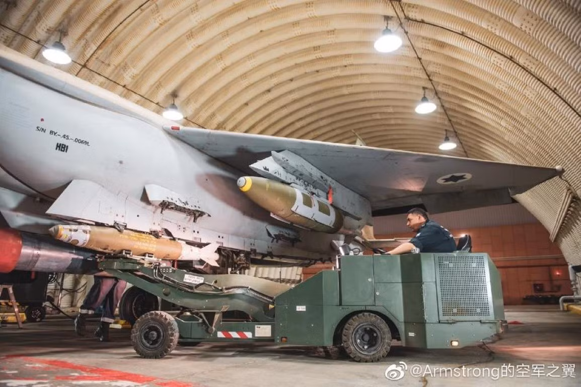 Ngoài ra, chiến đấu cơ F-16D cũng được sử dụng trong các phi vụ oanh kích với hiệu quả được đánh giá là khá cao.