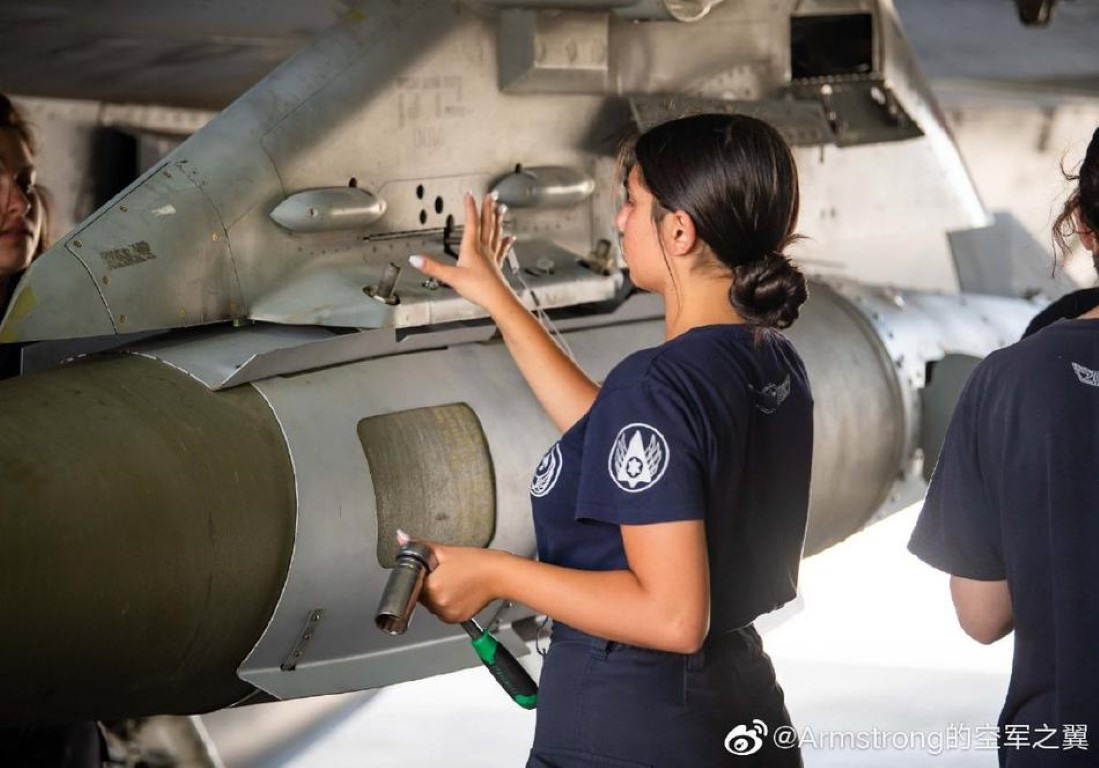 Một trong những đặc điểm cực kỳ có giá trị của bom JDAM đó là nó có chi phí rất thấp, có thể sử dụng cả bom cũ gắn với bộ cánh điều khiển để biến nó thành bom thông minh. Nguồn ảnh: Sina.