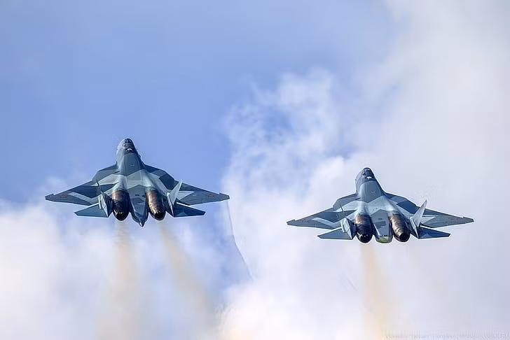Trong trường hợp phiên bản Su-57 hai chỗ ngồi, việc phát triển giao diện siêu tân tinh là không cần thiết. Hơn nữa, máy bay chiến đấu thế hệ thứ năm của Nga có thể trở thành trung tâm điều khiển chính thức cho một số UAV tấn công.