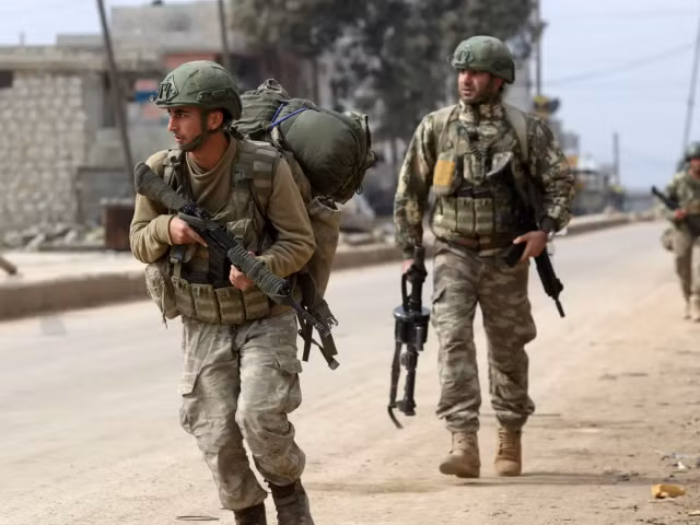 Trong 24 giờ vừa qua, các lực lượng lục quân của Syria đã bắt đầu sử dụng hỏa lực pháo binh, tấn công trực diện vào Idlib, trong khi đó Nga cũng đã bắt đầu sử dụng máy bay ném bom để tấn công vào các vị trí nghi có lực lượng khủng bố đóng quân.