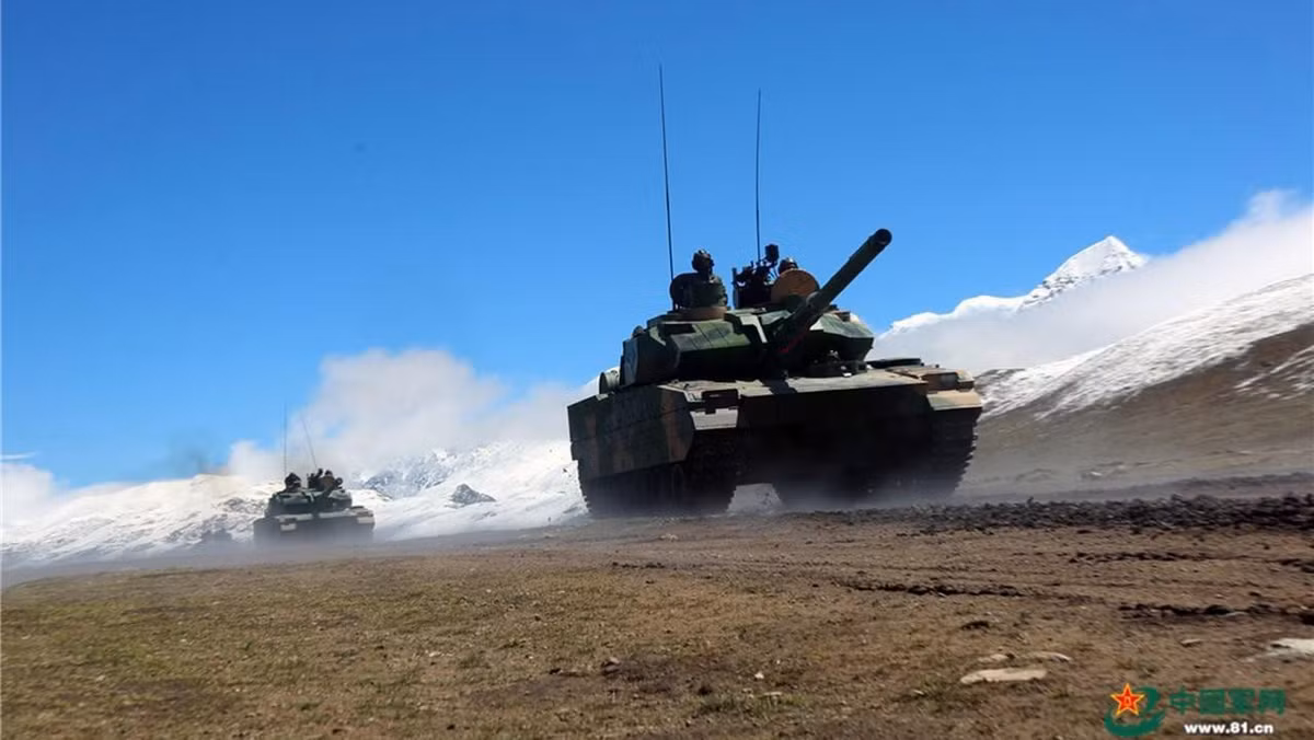 Sau loạt vụ đụng độ giữa binh sĩ Ấn Độ và Trung Quốc dọc theo Đường Kiểm soát Thực tế (LAC), biên giới chưa phân định giữa hai nước, Bộ chỉ huy Tây Tạng của PLA cũng bắt đầu triển khai xe tăng Type 15 tới khu vực hồi tháng 06-2020.