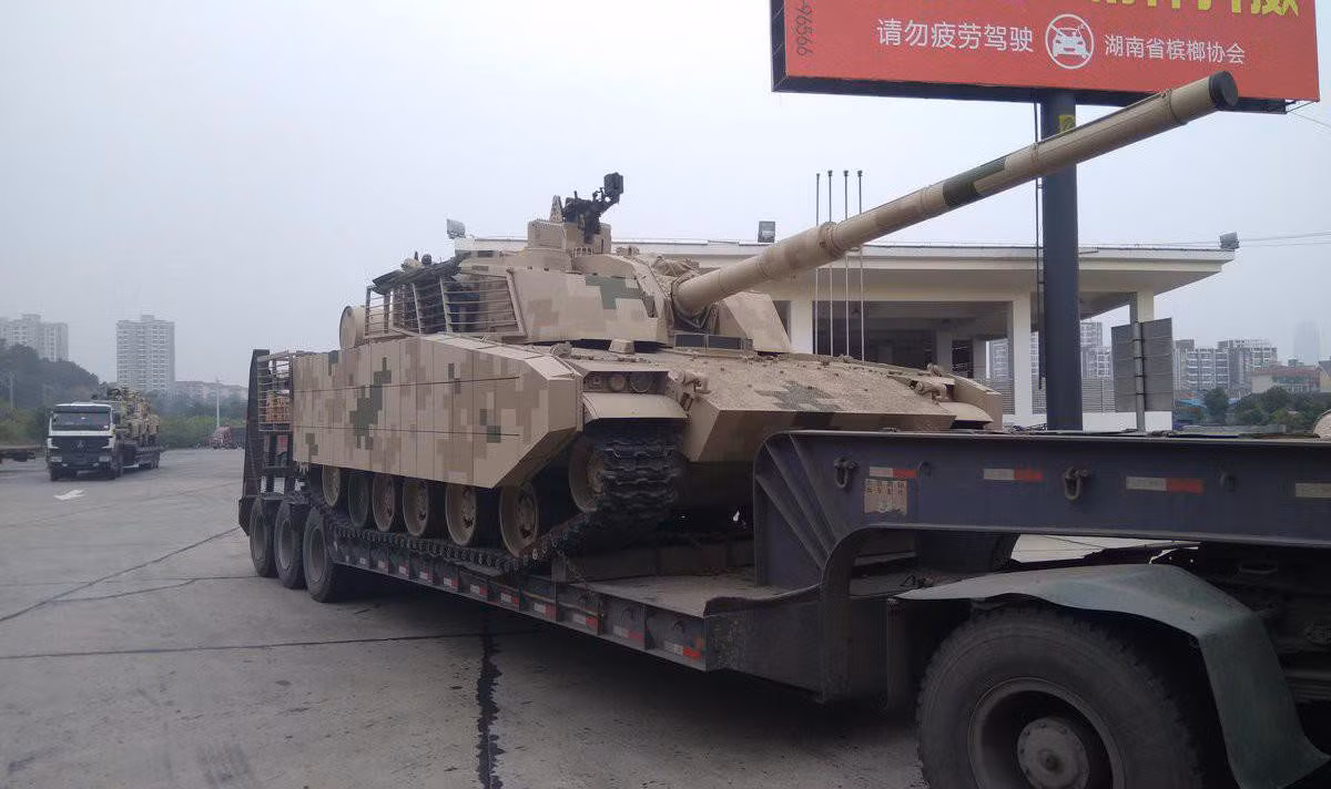 So với xe tăng chủ lực Type 96 và Type 99 của PLA, xe tăng Type 15 có trọng lượng nhẹ hơn và cơ động tốt hơn ở những khu vực có độ cao lớn với lượng oxy thấp, phù hợp cho hoạt động tác chiến trên cao nguyên.