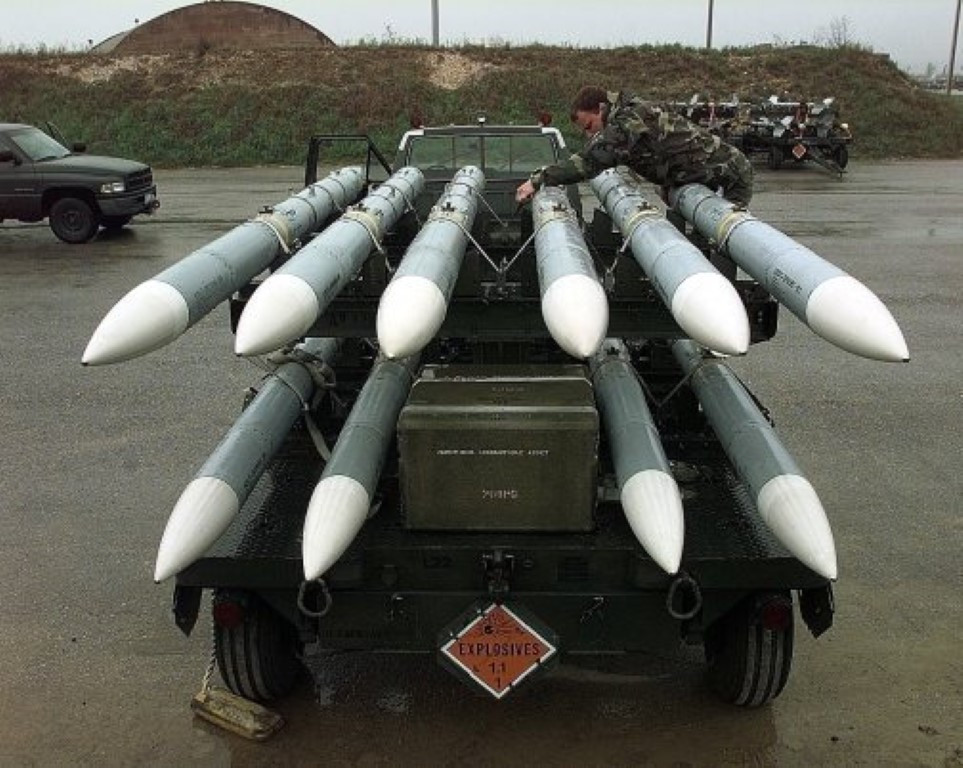 Mọi phiên bản của tên lửa AIM-120 đều được trang bị đầu đạn nổ văng mảnh, kèm theo đó là radar dẫn đường chủ động, có khả năng tự tìm kiếm mục tiêu.