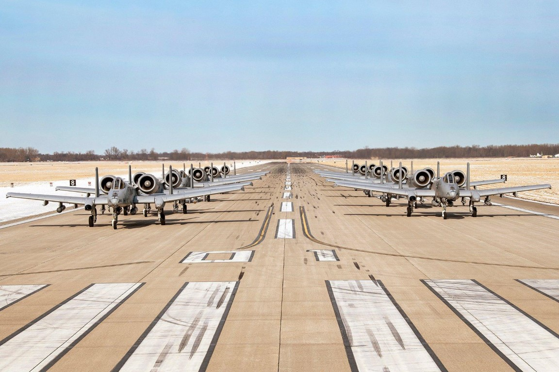 Thậm chí người Mỹ còn tự tin khẳng định rằng Nga có chế tạo tới 2.300 chiếc T-14 Armata theo như kế hoạch thì cũng sẽ gánh chịu thất bại thảm hại trước một biên đội A-10 - loại máy bay đã nhiều lần suýt bị loại biên.