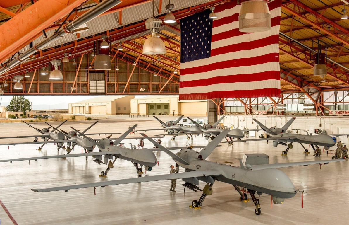 Bên cạnh cường kích cơ A-10, Mỹ còn có trong tay số lượng máy bay không người lái tấn công lớn nhất thế giới, hiệu quả diệt tăng của UAV đã được thể hiện cực rõ trong cuộc chiến Nagorno-Karabakh mới diễn ra.