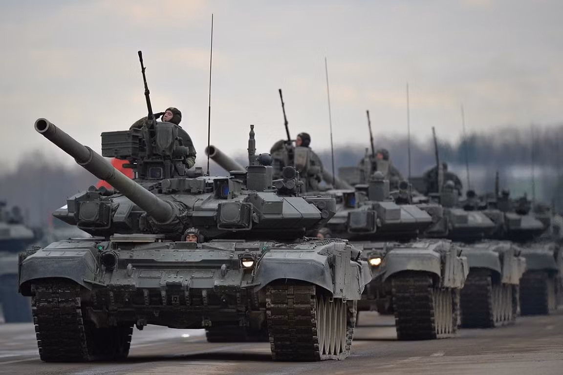 Trong tương lai gần, tổng cộng 3.000 xe tăng chủ lực T-80BM sẽ được hiện đại hóa lên chuẩn T-80BMV, bên cạnh đó là số lượng tương đương xe tăng T-72B được nâng cấp thành T-72B3 để giữ vai trò xương sống trong đội hình tác chiến.