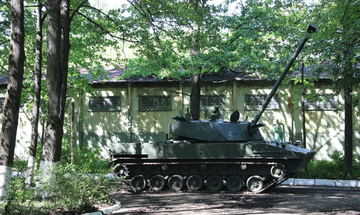 Điều đặc biệt là pháo chính 120mm của cối tự hành 2S42 có khả năng nâng nòng cực cao để bắn đi những viên đạn bay theo quỹ đạo cồng vồng, tiêu diệt mục tiêu ẩn nấp sau chướng ngại vật.