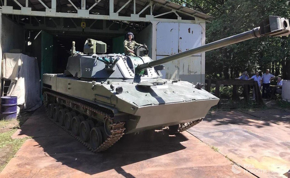 Cối tự hành 2S42 Lotos được vận hành với kíp chiến đấu 4 người, cùng với đó là các khí tài điện tử tiên tiến của hệ thống điểu khiển hỏa lực.