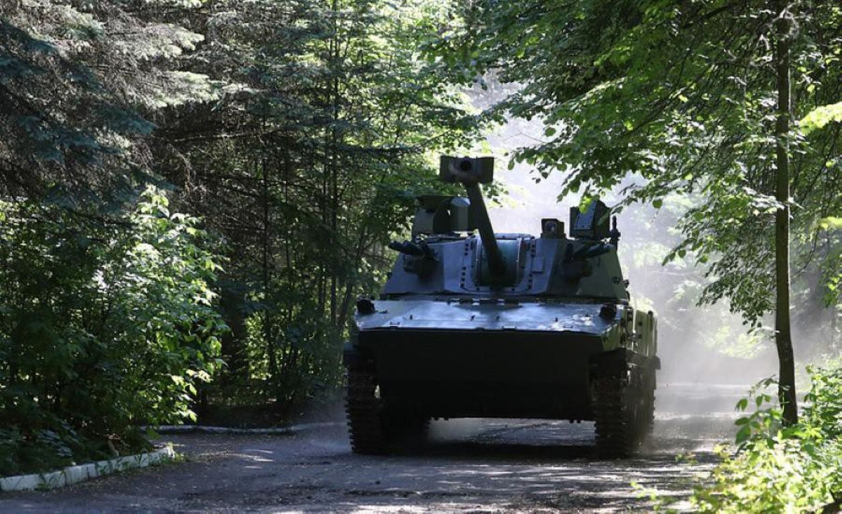 Vỏ giáp của 2S42 Lotos có khả năng chống đạn súng trường và phía mặt trước có thể chống được đạn súng máy hạng nặng.