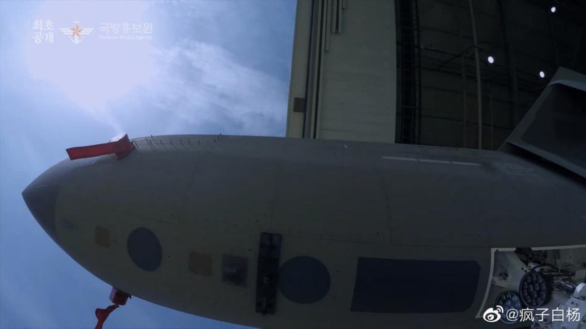 Mới đây trên sóng truyền hình quốc gia, Hàn Quốc đã cho lộ diện chi tiết từng góc cạnh, của tiêm kích KAI KF-21 Boramae do nước này tự nghiên cứu và phát triển nội địa.