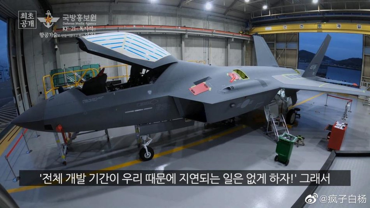 Truyền thông Hàn Quốc khẳng định, khoang vũ khí trong thân của chiếc KF-21 Boramae có thể sẽ được bổ sung vào các phiên bản sau này, biến nó trở thành chiến đấu cơ thế hệ 5 thực thụ.