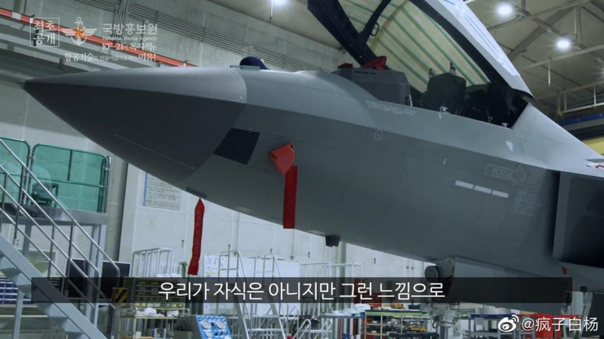 Loại chiến đấu cơ này của Hàn Quốc cũng chỉ có một chỗ ngồi duy nhất, tới nay vẫn chưa có bất cứ thông tin gì về sự xuất hiện của phiên bản hai chỗ ngồi trong tương lai.