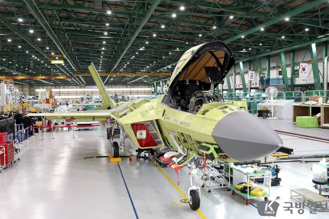 Ở thời điểm hiện tại, chỉ duy nhất một nguyên mẫu KF-21 đã được thành hình. Hàn Quốc cũng từng tiết lộ hồi năm 2017, về việc kinh phí cho chương trình này có thể lên tới 8 tỷ USD, Indonesia cũng cho biết sẽ đóng góp 20% vào khoản kinh phí này. Nguồn ảnh: Sina.