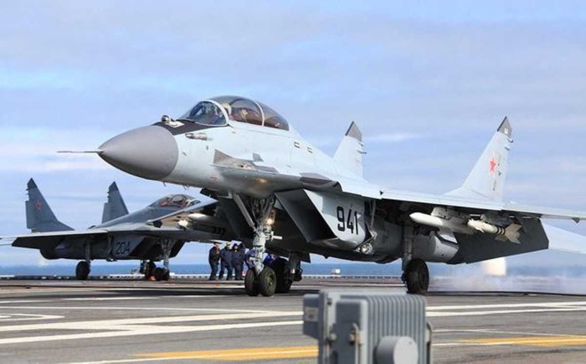 Ngoài ra MiG-29K là phiên bản hải quân và được thiết kế để hoạt động trên tàu sân bay. Bên cạnh radar Zhuk-M cũng như OEPS-29, cỗ máy này có động cơ RD-33MK mạnh hơn so với phiên bản trên đất liền, lực đẩy khi đốt sau của nó đạt 9.000 kgf.