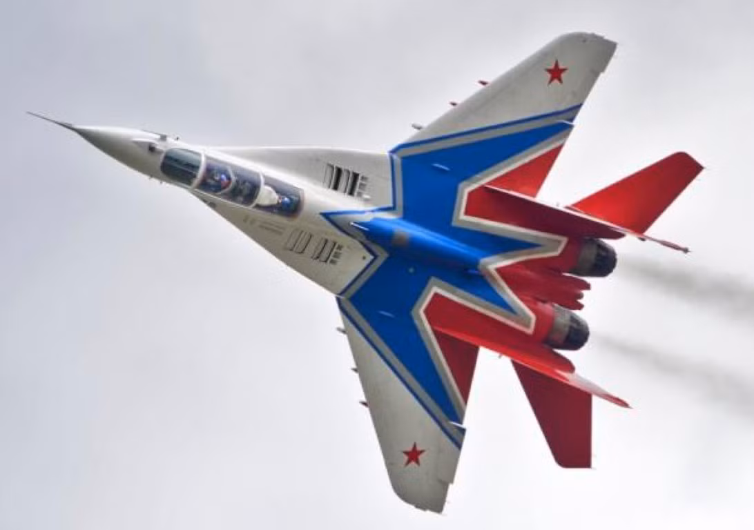 Radar này có khả năng phát hiện máy bay địch ở cự ly lên tới 120 km, hệ thống định vị quang - điện tử OEPS-29 với khả năng chỉ định mục tiêu gắn trên mũ bảo hiểm cho phép phi công thực hiện cuộc tấn công chính xác với tốc độ cực nhanh.