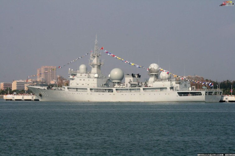 Về cơ bản đây không phải là tàu vũ trang, mỗi tàu do thám Type 815 của Hải quân Trung Quốc có chiều dài 130 mét, rộng 16,4 mét; mớm nước 6,5 mét và giãn nước 6000 tấn.