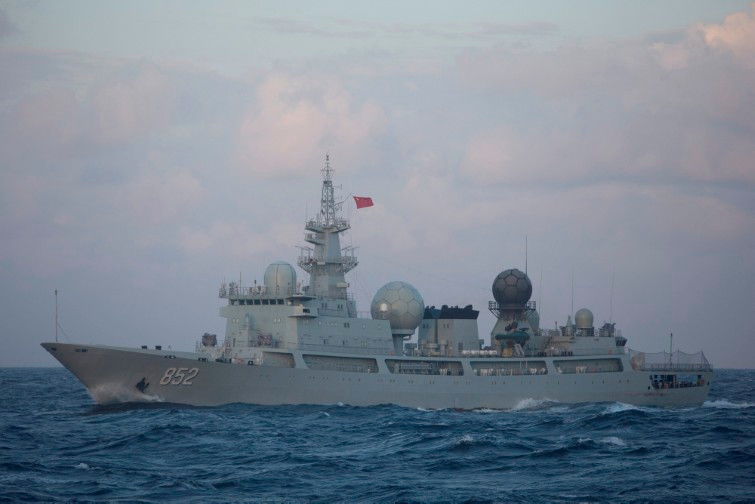 Các tàu do thám trinh sát điện tử của Trung Quốc, nổi tiếng nhất là phiên bản Type 815, luôn là gây ra nghi ngại cho nhiều quốc gia láng giềng, mỗi khi bị phát hiện gần các khu vực nhạy cảm.