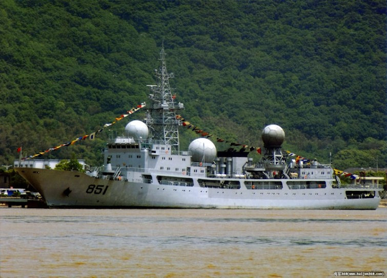 Tàu có biên chế thủy thủ đoàn 250 người, được trang bị 3 vòm ăng-ten cỡ lớn, có khả năng thu thập các tín hiệu điện tử bị mã hóa, hoặc thậm chí theo dõi đường bay của tên lửa hành trình.