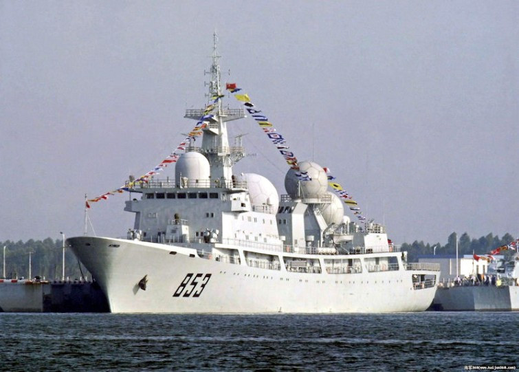 Mặc dù không phải là tàu vũ trang, trinh sát hạm Type 815 của Trung Quốc vẫn được trang bị một khẩu pháo 37mm cùng 2 khẩu pháo 25mm. Về cơ bản dàn vũ khí này của tàu trinh sát Trung Quốc, không đủ khả năng giúp nó tự vệ khi xảy ra giao tranh trên biển.