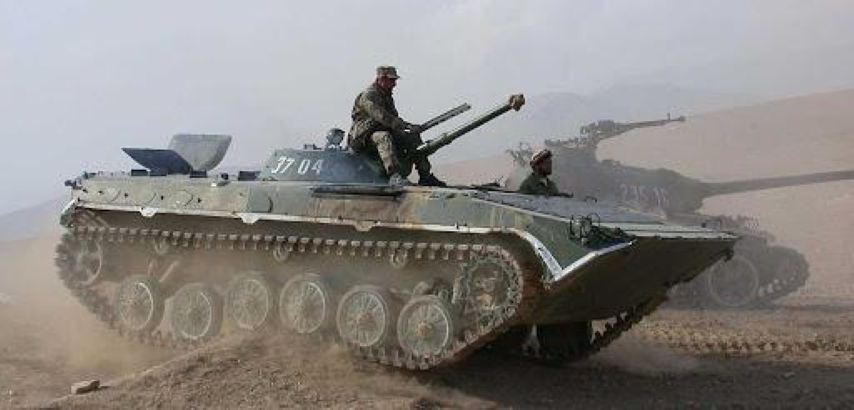 BMP-1 có khả năng chở theo 11 lính bộ binh (bao gồm cả kíp lái) và thiết kế cửa đổ bộ ở phía sau xe đã biến nó thành một boong ke trên chiến trường lúc đó, và sau này kiểu thiết kế trên cũng được sử dụng rộng rãi cho nhiều mẫu xe trên thế giới.