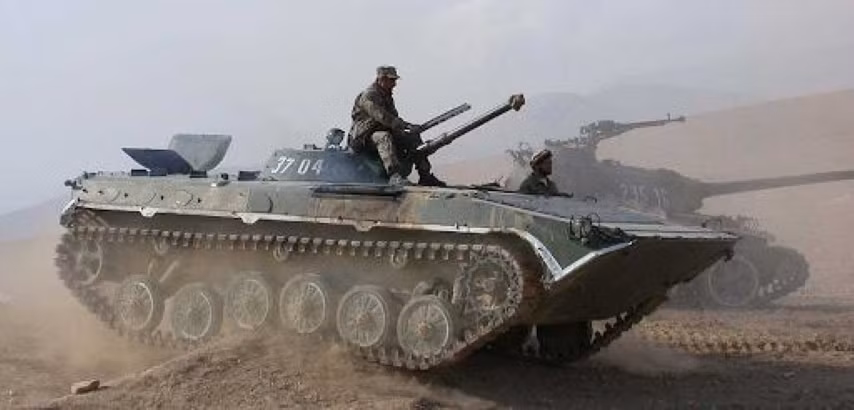 BMP-1 có khả năng chở theo 11 lính bộ binh (bao gồm cả kíp lái) và thiết kế cửa đổ bộ ở phía sau xe đã biến nó thành một boong ke trên chiến trường lúc đó, và sau này kiểu thiết kế trên cũng được sử dụng rộng rãi cho nhiều mẫu xe trên thế giới.