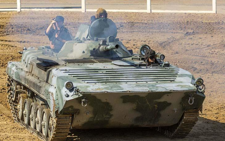 BMP-1 được trang bị một tháp pháo 2A28 Grom 73mm nòng trơn bán tự động, cùng 4 tên lửa chống tăng dẫn đường bằng dây dẫn 9M14 Malyutka (AT-3) đạt tầm bắn hiệu quả từ 500m đến 3.000m.