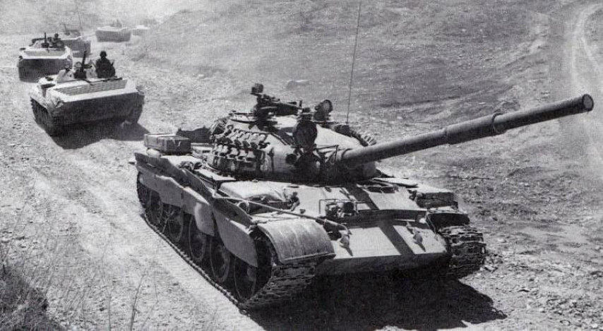 Dòng xe thiết giáp BMP-1 trước đây vốn thuộc về quân đội Liên Xô, sau khi lực lượng này rút đi họ đã để lại chúng cùng những chiếc xe tăng khác cho chính quyền Afghanistan thân Liên Xô