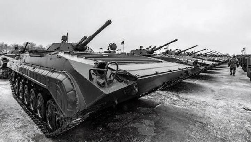 Tháng 7/1967, trong đội hình cơ giới tiến vào Quảng trưởng Đỏ tại buổi lễ duyệt binh kỉ niệm 50 năm Cách mạng tháng 10 Nga, BMP-1 bất ngờ xuất hiện trước sự ngỡ ngàng của những người chứng kiến buổi lễ.