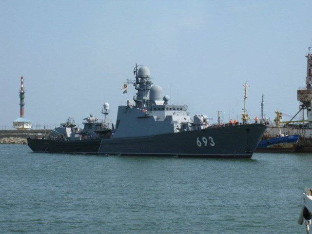 Trên thế giới, cũng có không ít loại tàu chiến cực kỳ "cá biệt", ví dụ như tàu Izumo của Nhật được xếp hạng chỉ là khu trục hạm mang trực thăng, hay tàu Sa'ar 6 của Israel mang theo được số vũ khí ngang với khu trục hạm, nhưng vẫn được xếp vào lớp tàu hộ vệ. Nguồn ảnh: YDX.