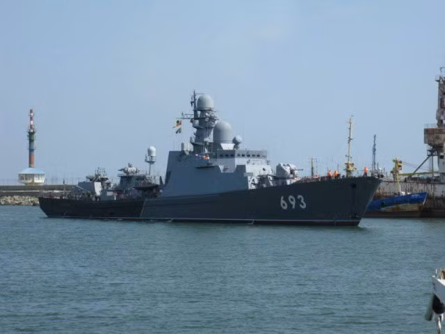 Trên thế giới, cũng có không ít loại tàu chiến cực kỳ "cá biệt", ví dụ như tàu Izumo của Nhật được xếp hạng chỉ là khu trục hạm mang trực thăng, hay tàu Sa'ar 6 của Israel mang theo được số vũ khí ngang với khu trục hạm, nhưng vẫn được xếp vào lớp tàu hộ vệ. Nguồn ảnh: YDX.