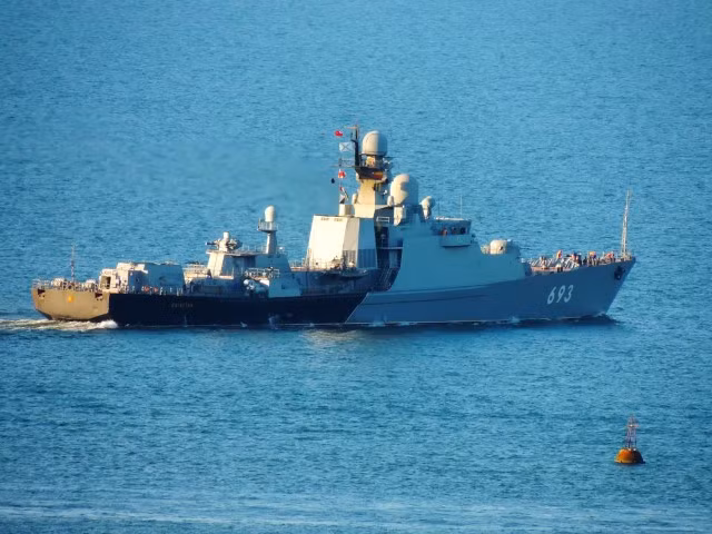 Ngoài ra, các tàu chiến Gepard 3.9 của Hải quân Nga còn có trang bị ống phóng tên lửa chống hạm Kh-35, tên lửa đối không Osa-M, pháo hạm 76,2mm, pháo cao tốc AK-630, pháo phản lực chống ngầm RBU-6000 và ngư lôi 533mm.