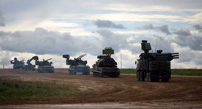 Trước đó Nga cũng phải điều động nhiều hệ thống Tor-M2U sang Syria để thay thế vai trò của hệ thống Pantsir-S1 nhằm bảo vệ căn cứ cũng như hàng rào tầm thấp cho S-400.