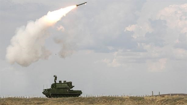 Việc đồng bộ hoá cao độ giữa máy tính phần tử kỹ thuật số với hệ thống ống phóng đạn thẳng đứng kèm đạn tên lửa có tính năng hướng về mục tiêu nhờ lái hướng bằng liều phụ sau khi rời thùng phóng cho phép hệ thống giảm tới mức thấp nhất thời gian chuẩn bị xạ kích.