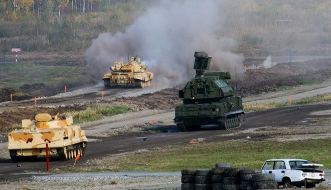 Khả năng tác chiến cực mạnh kết hợp với tính năng “vừa đi vừa bắn” khiến tổ hợp tên lửa phòng không Tor-M2U trở thành sát thủ tầm thấp và tầm trung đối với bất cứ loại mục tiêu bay nào.