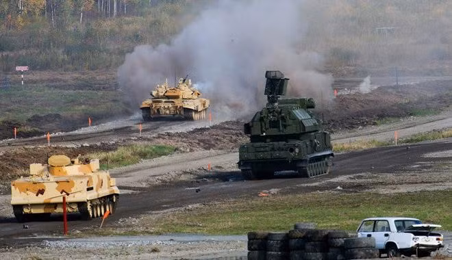 Khả năng tác chiến cực mạnh kết hợp với tính năng “vừa đi vừa bắn” khiến tổ hợp tên lửa phòng không Tor-M2U trở thành sát thủ tầm thấp và tầm trung đối với bất cứ loại mục tiêu bay nào.