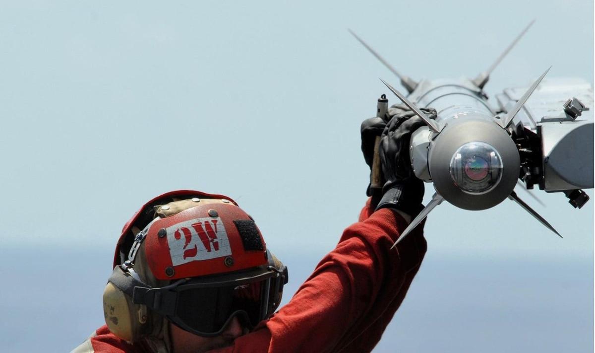 Quá trình nâng cấp tên lửa AIM-9X bắt đầu từ cuối những năm 1980 nhằm đối phó với sự ra đời của tên lửa R-73 (AA-11 Archer) của Nga.