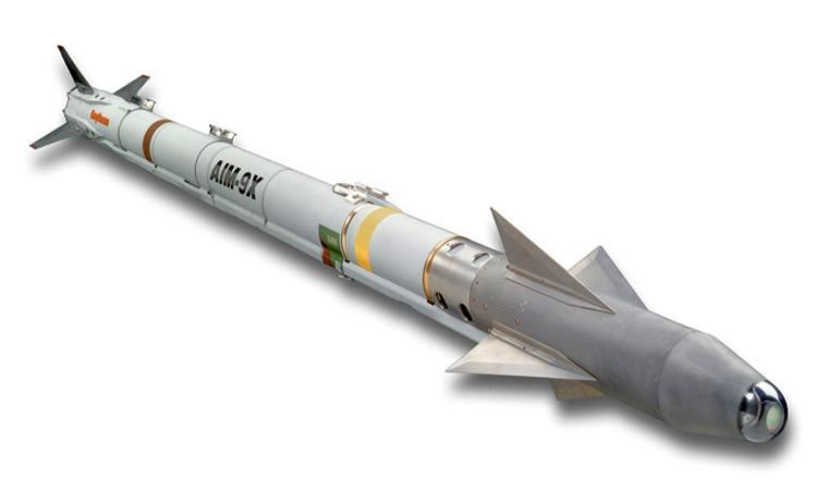 Tên lửa AIM-9X bắt đầu được thử nghiệm vào năm 1999, quá trình sản xuất loạt bắt đầu vào năm 2000 và chính thức đi vào trang bị đại trà từ năm 2003.